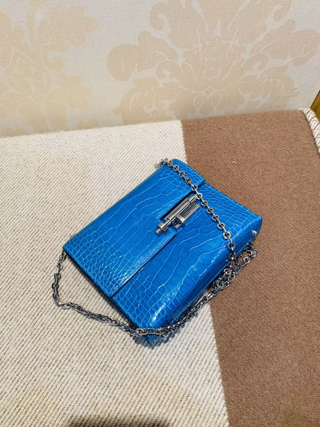 极美：机关枪 叉烧包 Verrou 小号17cm 亮面方块鳄鱼 7q 希腊蓝 米克诺斯蓝 爱琴海蓝 Mykonos 银链，最纯粹的蓝色