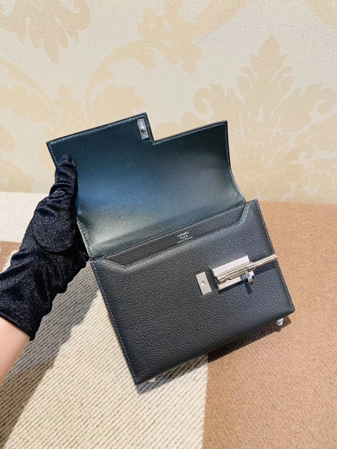 机关枪 叉烧包 Verrou 小号17cm 89黑色Noir 山羊皮 银链，大气 有点小酷的感觉  百搭款